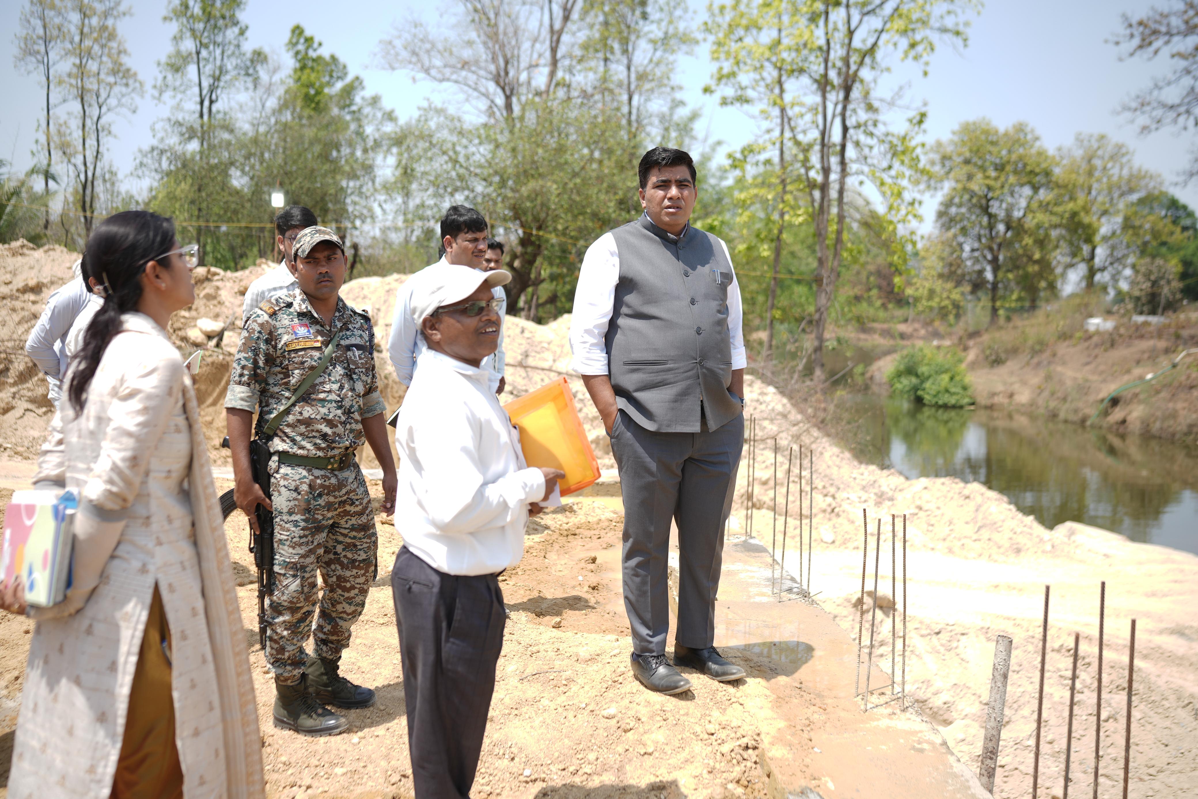 कोरबा : तेंदूभांठा में निर्माणाधीन एनिकट का कलेक्टर ने किया निरीक्षण कोरबा : तेंदूभांठा में निर्माणाधीन एनिकट का कलेक्टर ने किया निरीक्षण
