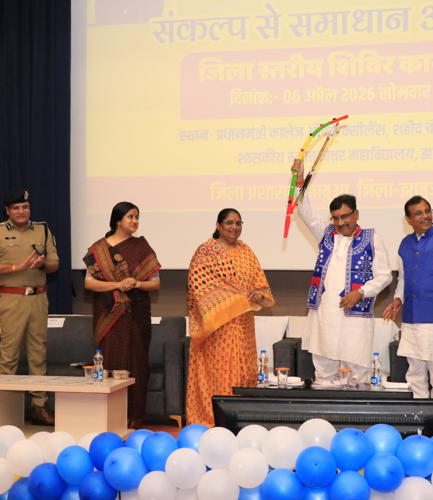 मंत्री विजय शाह को तीर कमान भेंट किए