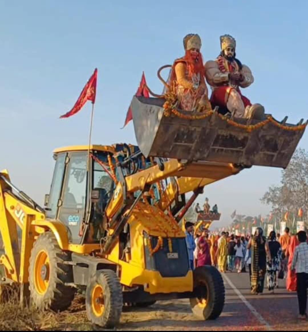 बुल्डोजर पर निकली झांकी