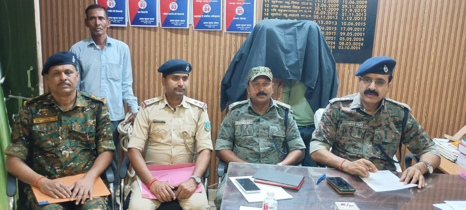 गिरफ्तार तस्कर के बारे में जानकारी देते एसडीपीओ अवध यादव गिरफ्तार तस्कर के बारे में जानकारी देते एसडीपीओ अवध यादव