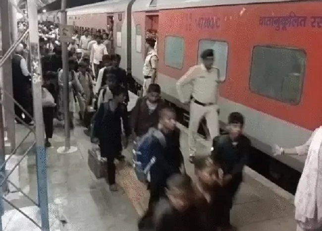 मप्र के कटनी स्टेशन पर रेस्क्यू किए गए मुस्लिम बच्चे