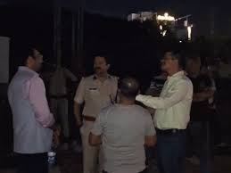 माैके पर अधिकारी