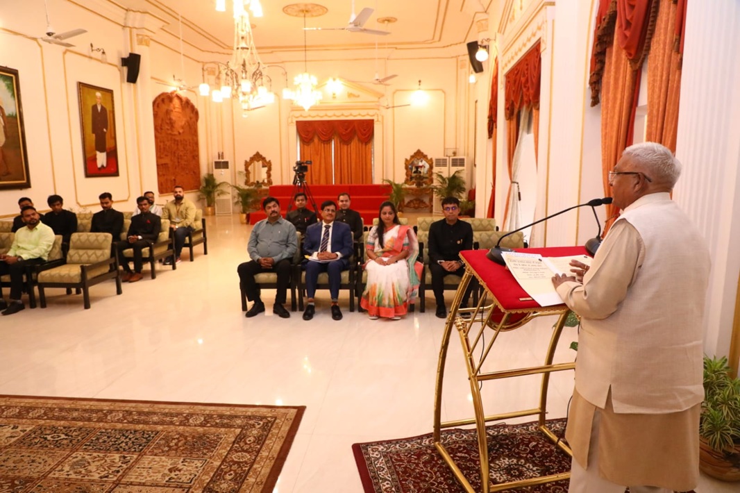 राज्यपाल मंगुभाई पटेल ने भारतीय वन सेवा के प्रशिक्षु अधिकारियों के सौजन्य भेंट कार्यक्रम को संबोधित किया