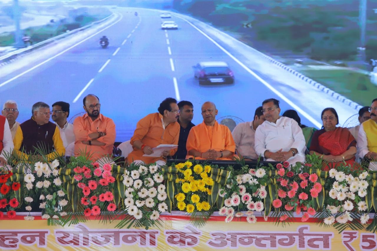 मुख्यमंत्री योगी आदित्यनाथ जी के आगरा में किया 6466.37 करोड़ रुपये की 325 विकास परियोजनाओं का लोकार्पण व शिलान्यास