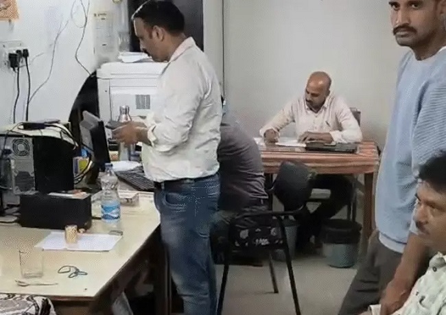 पीडब्ल्यूडी के तीन अधिकारी रिश्वत लेते गिरफ्तार