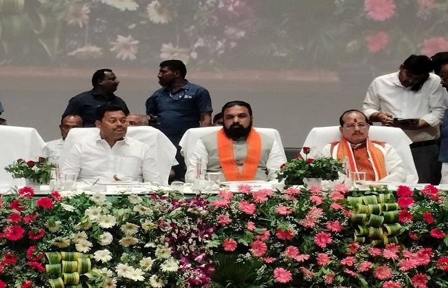 कार्यक्रम में शिरकत करते दोनों उपमुख्यमंत्री और मंत्री लखेंद्र रौशन