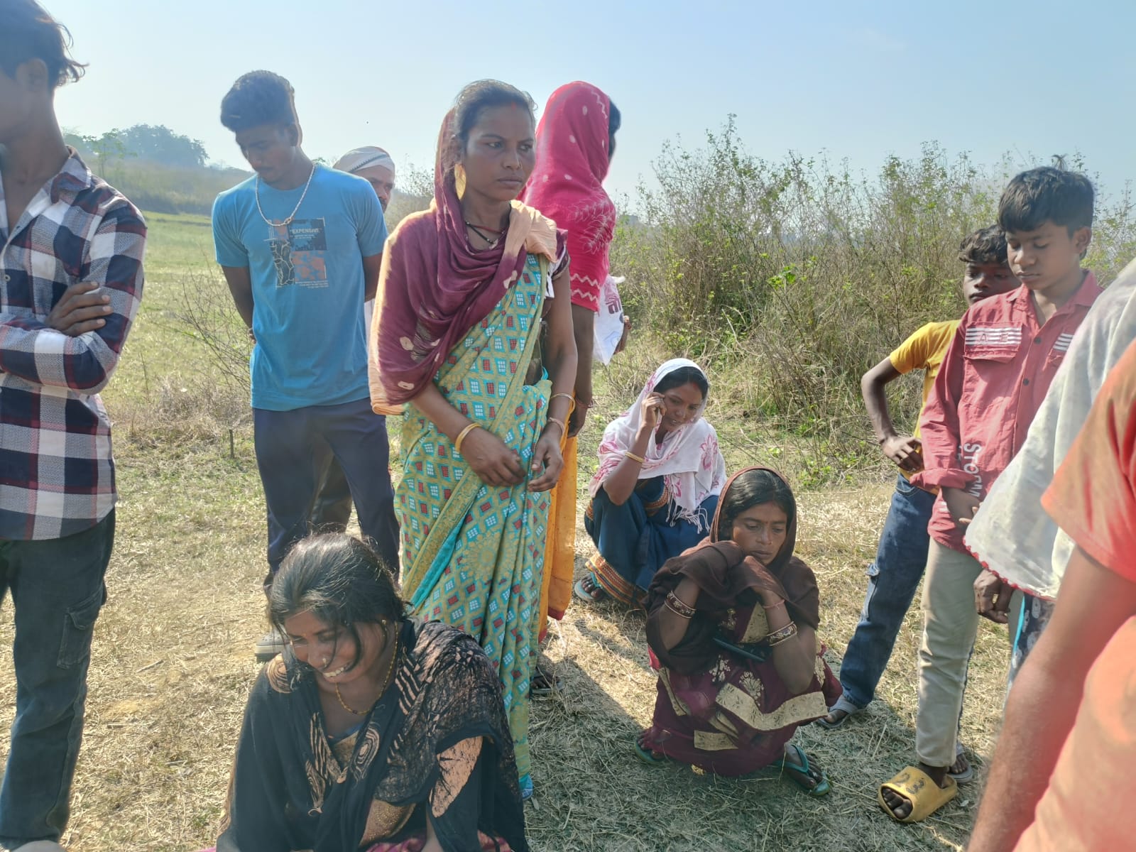 बिलखते परिजन