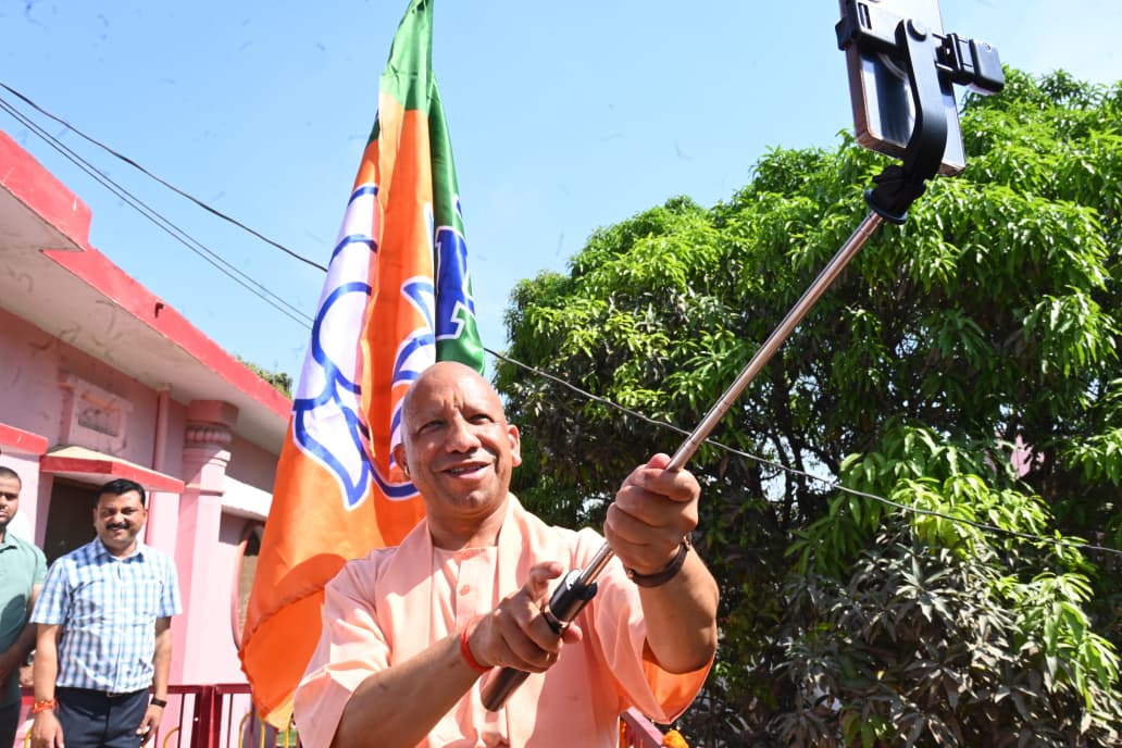 भाजपा का स्थापना दिवस : मुख्यमंत्री योगी ने गोरखनाथ मंदिर के हिंदू सेवाश्रम भवन पर फहराया पार्टी का झंडा भाजपा का स्थापना दिवस : मुख्यमंत्री योगी ने गोरखनाथ मंदिर के हिंदू सेवाश्रम भवन पर फहराया पार्टी का झंडा