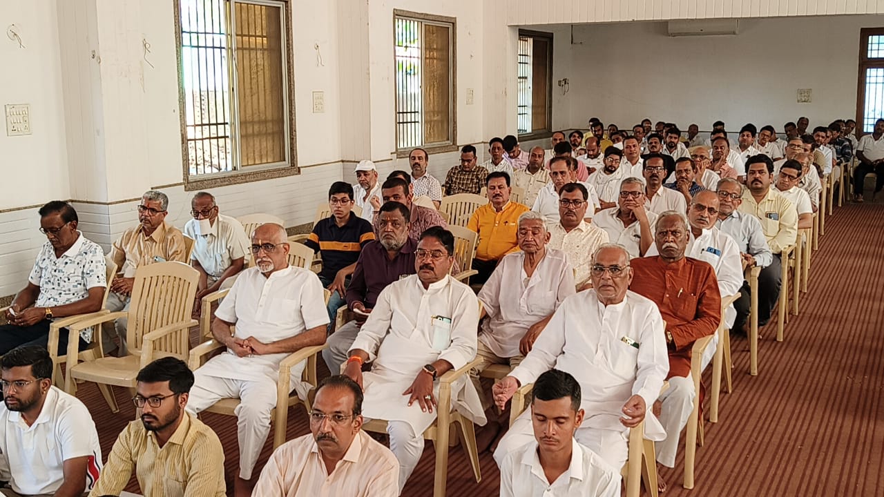 समूह में बैठे हुए समाजजन। समूह में बैठे हुए समाजजन।