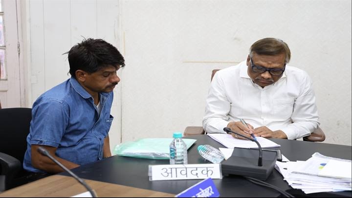 भोपाल में अधिकारियों ने सुनी आवेदकों की समस्याएं