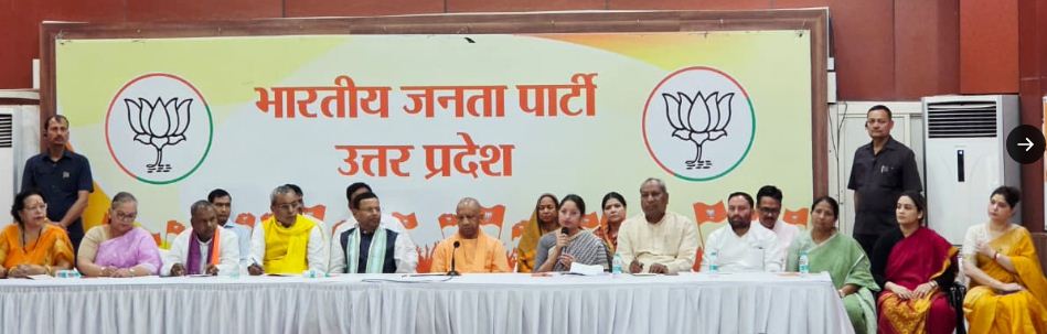 प्रेसवार्ता को संबोधित करती केन्द्रीय मंत्री अन्नपूर्णा देवी,मंच पर मुख्यमंत्री योगी आदित्यनाथ व प्रदेश अध्यक्ष पंकज चौधरी