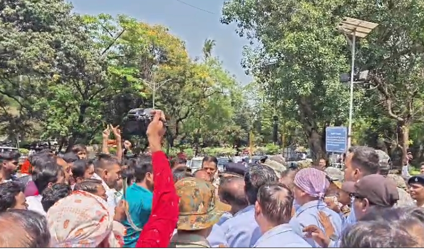 टाटा मोटर्स गेट पर