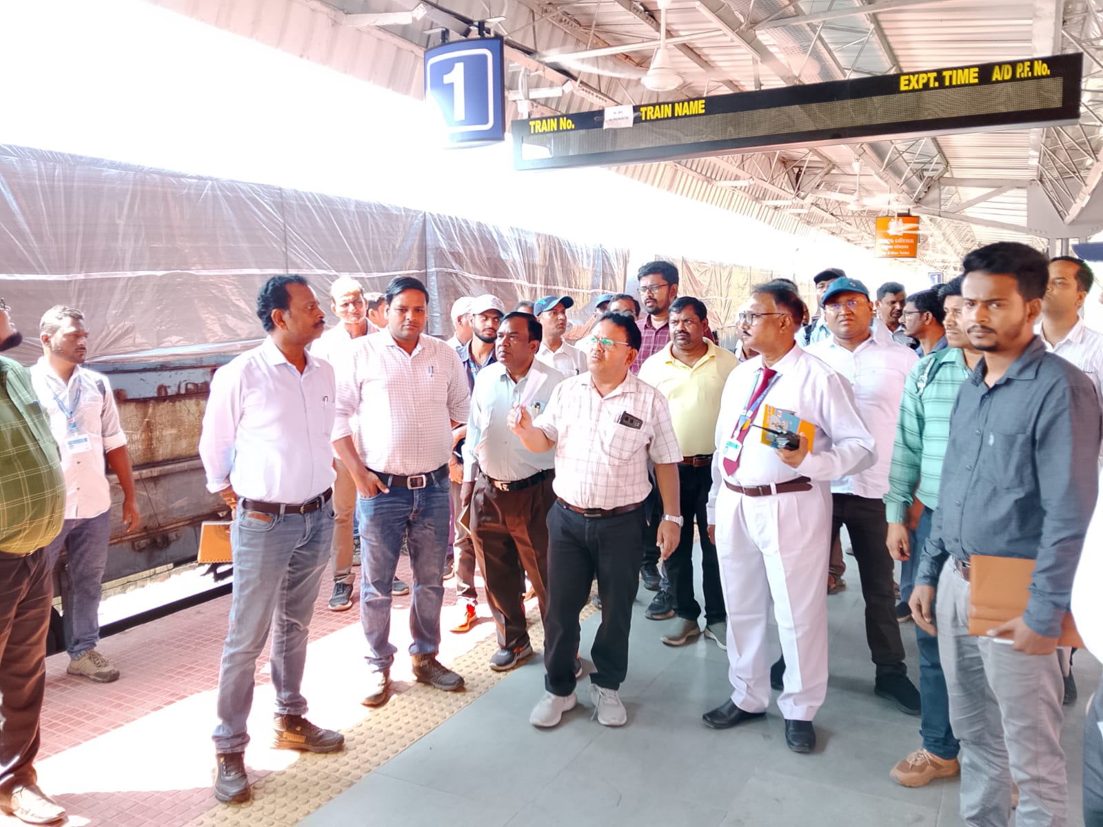 खड़गपुर मंडल एडीआरएम स्टेशन निरीक्षण करते हुए खड़गपुर मंडल एडीआरएम स्टेशन निरीक्षण करते हुए