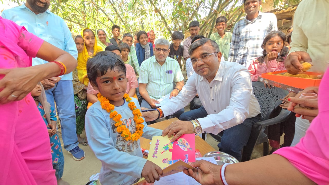 स्कूल चलो अभियान का शुभारंभ, बीएसए  घर-घर जाकर  नामांकन करवाते हुए डॉ गोरख नाथ पटेल