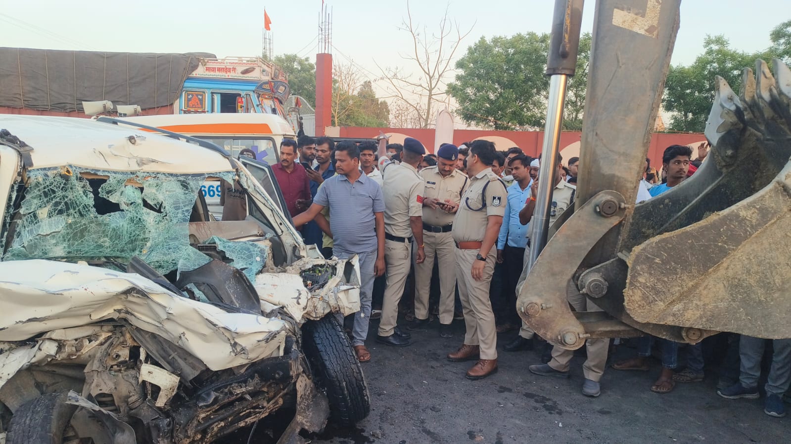 दमोह-सागर स्टेट हाईवे पर भीषण सड़क हादसा: ट्रक, बोलेरो और बाइक की टक्कर में 4 की मौत, 2 घायल