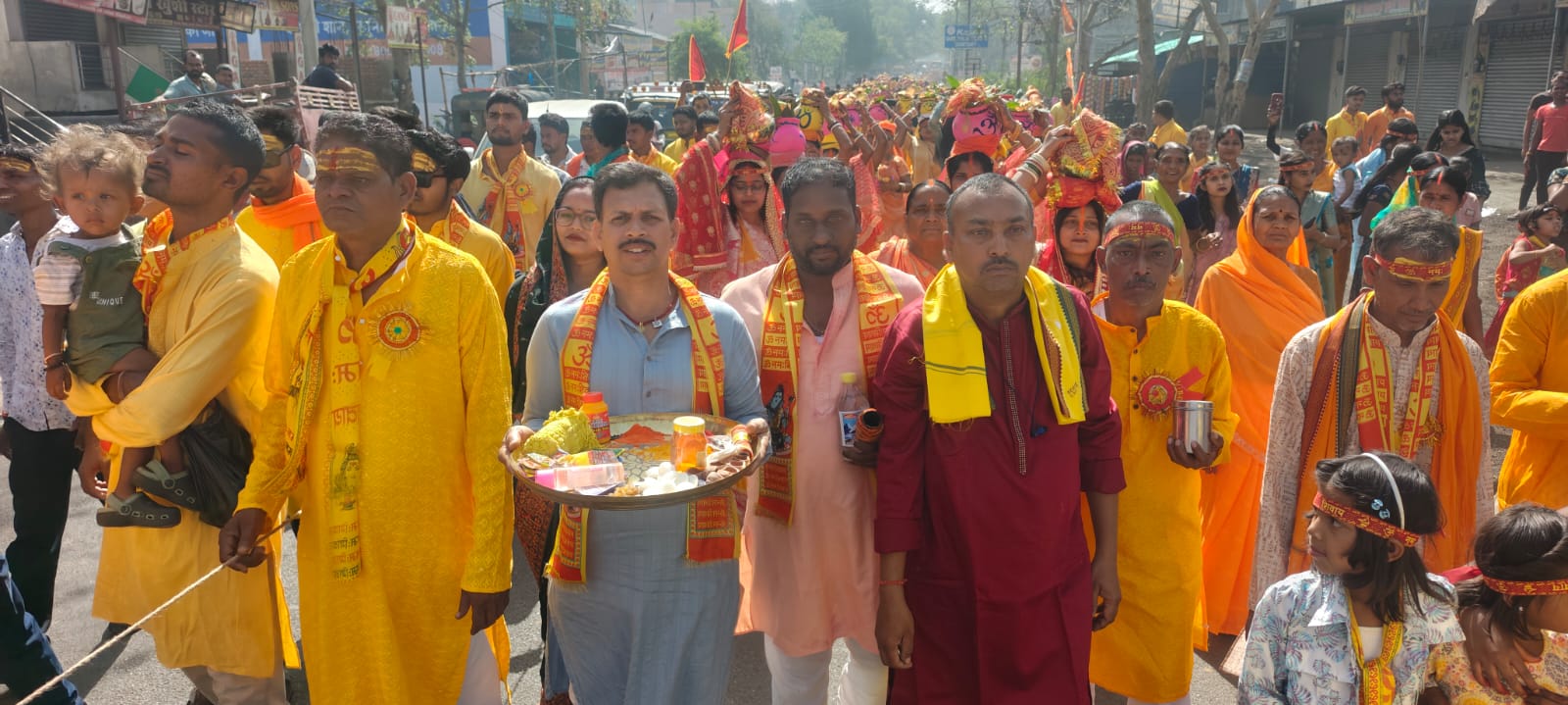 कलश यात्रा में शामिल लोग कलश यात्रा में शामिल लोग