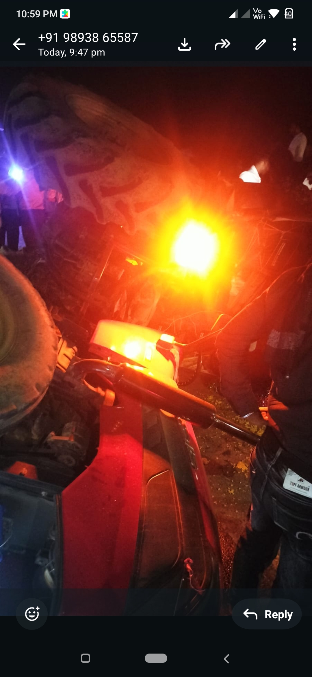 सड़क हादसे के बाद पटले ट्रेक्टर ट्रॉली, अस्पताल में भर्ती घायल,