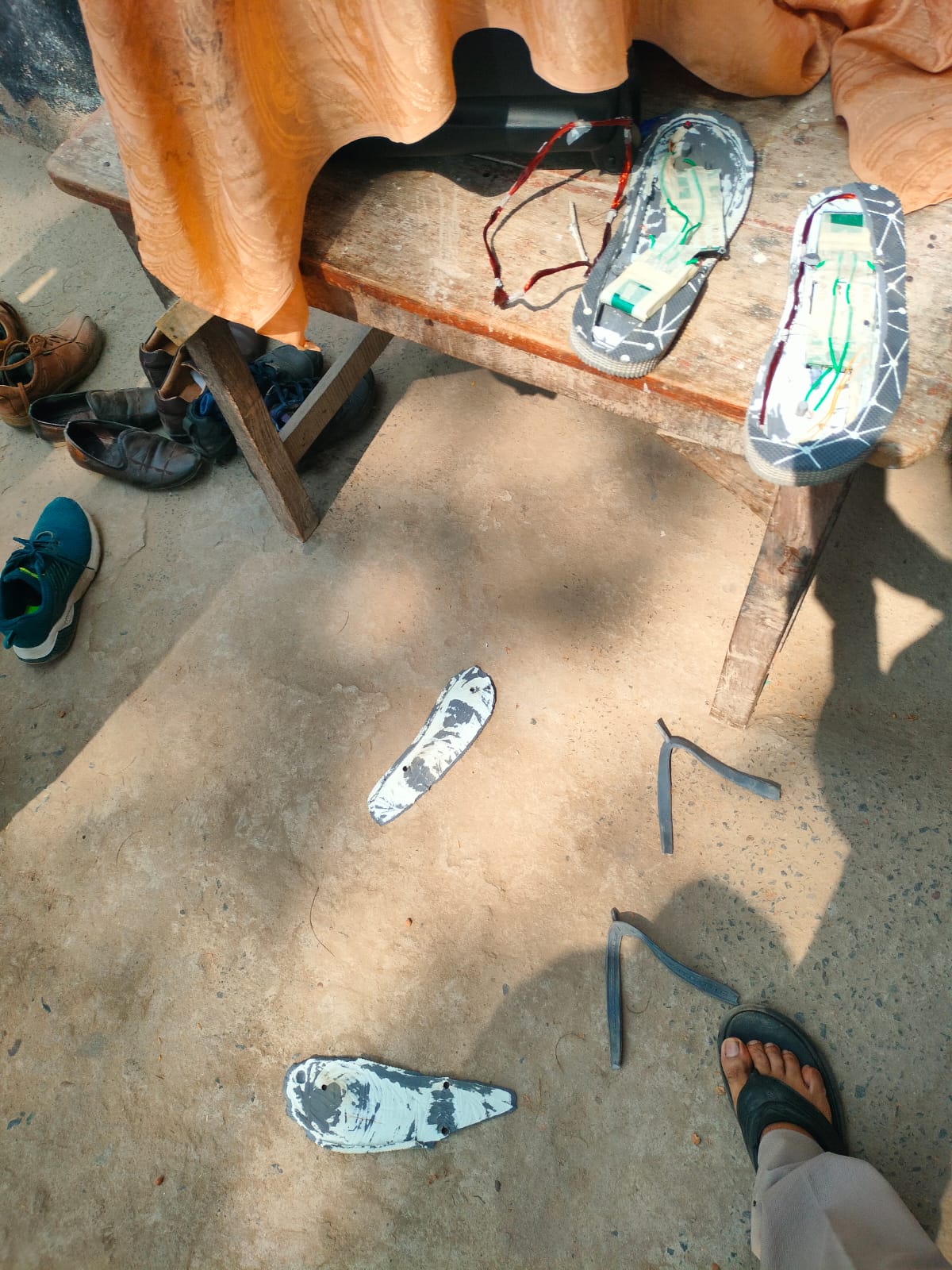 छपरा में शिक्षक नियुक्ति परीक्षा में ब्लूटूथ चप्पल के साथ अभ्यर्थी गिरफ्तार