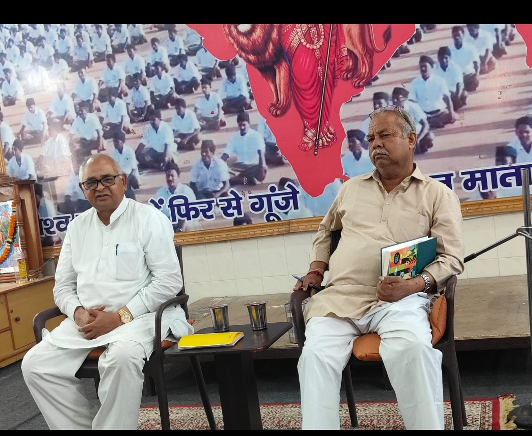 गौ सेवा गतिविधि   बैठक  में नवल किशोर व अन्य।