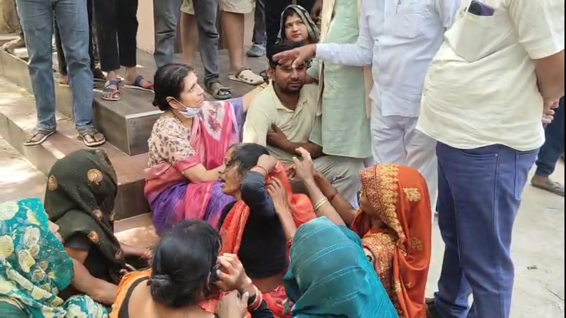 घटना के बाद रोते  परिजन