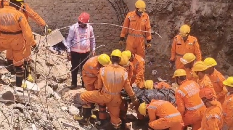 कोतमा में तीन मंजिला भवन गिरने के बाद रेस्क्यू अभियान कोतमा में तीन मंजिला भवन गिरने के बाद रेस्क्यू अभियान