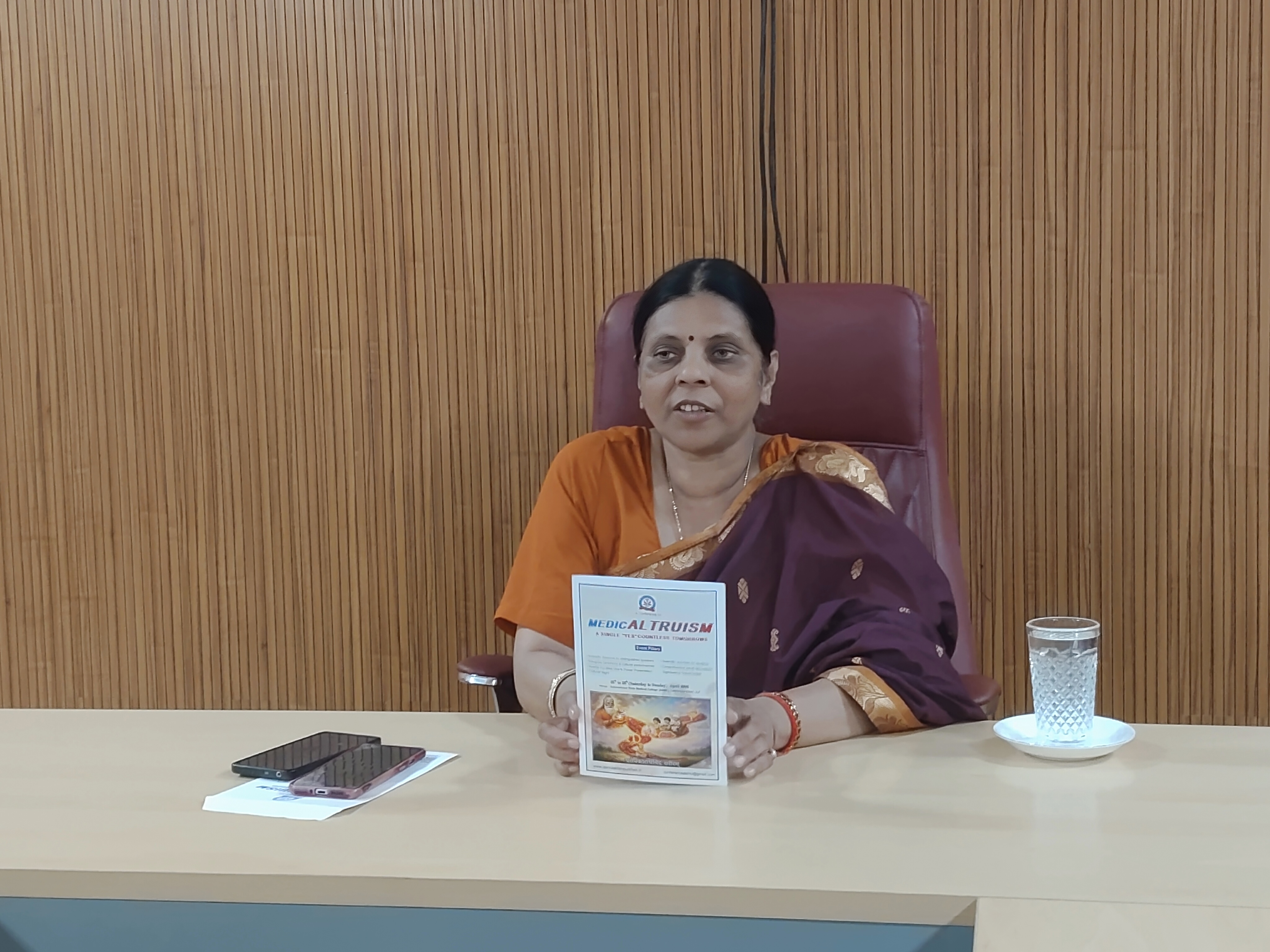 प्रेस वार्ता में बोलती प्रधानाचार्य मेडिकल कॉलेज डॉ वाणी गुप्ता