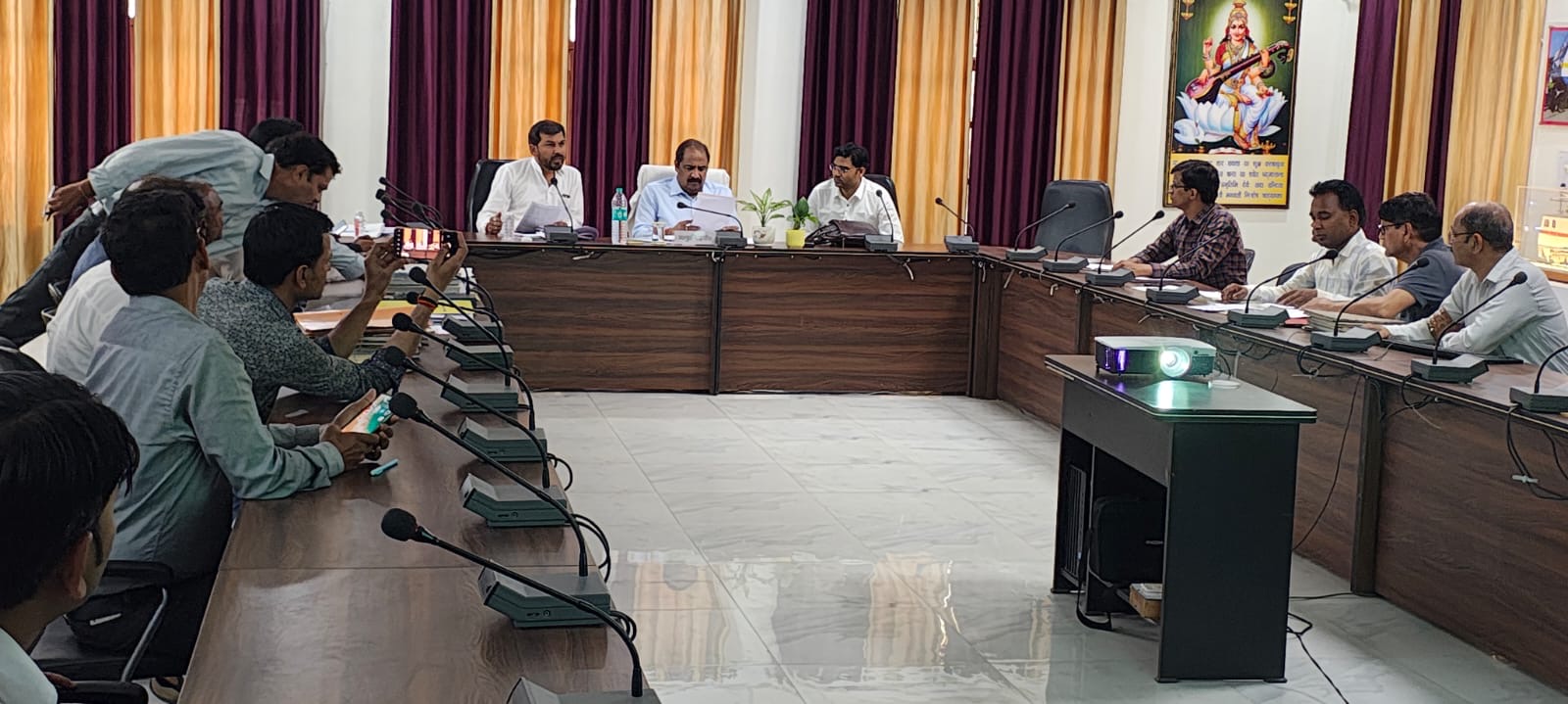 पीसीईई/एनईआर के इज्जतनगर दौरे पर मेंस कांग्रेस के पदाधिकारियों द्वारा ज्ञापन सौंपते हुए।