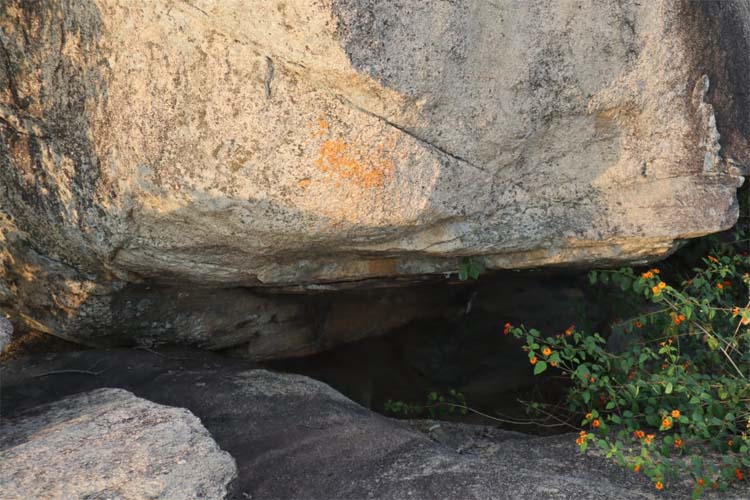 जशपुर जिले का गढ़पहाड़ की गुफा