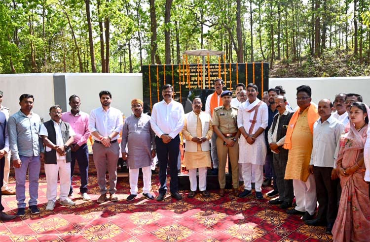 मंत्री रामविचार नेताम वन शहीद स्मारक का लोकार्पण करते हुए