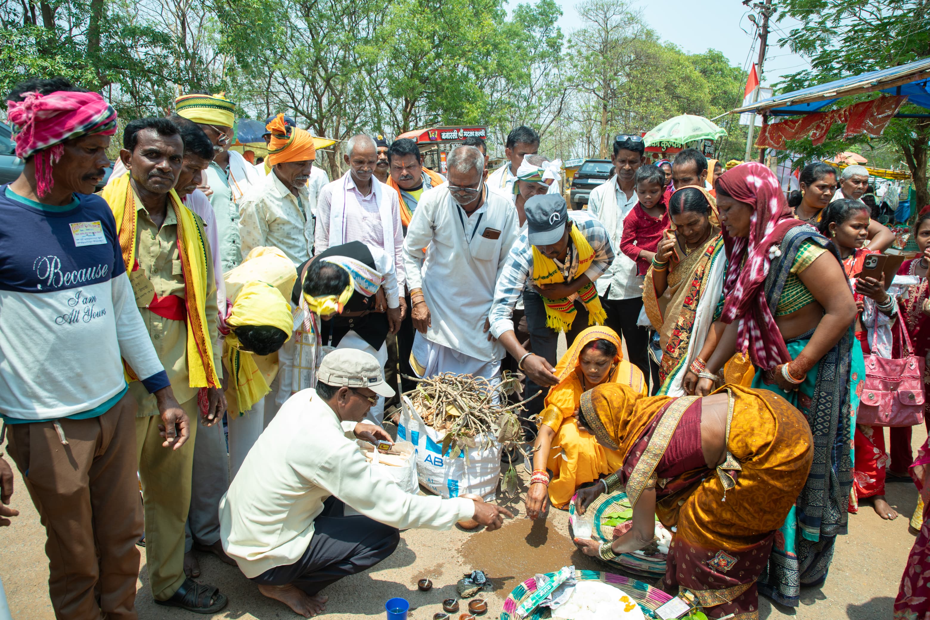 सामाजिक रस्म की अदायगी करते हुए समाजजन।