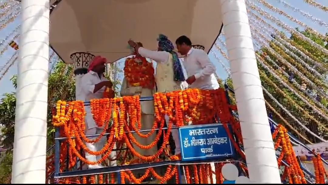 रवि किशन बाबा साहब भीम राव अम्बेडकर को माल्यार्पण करते हुए