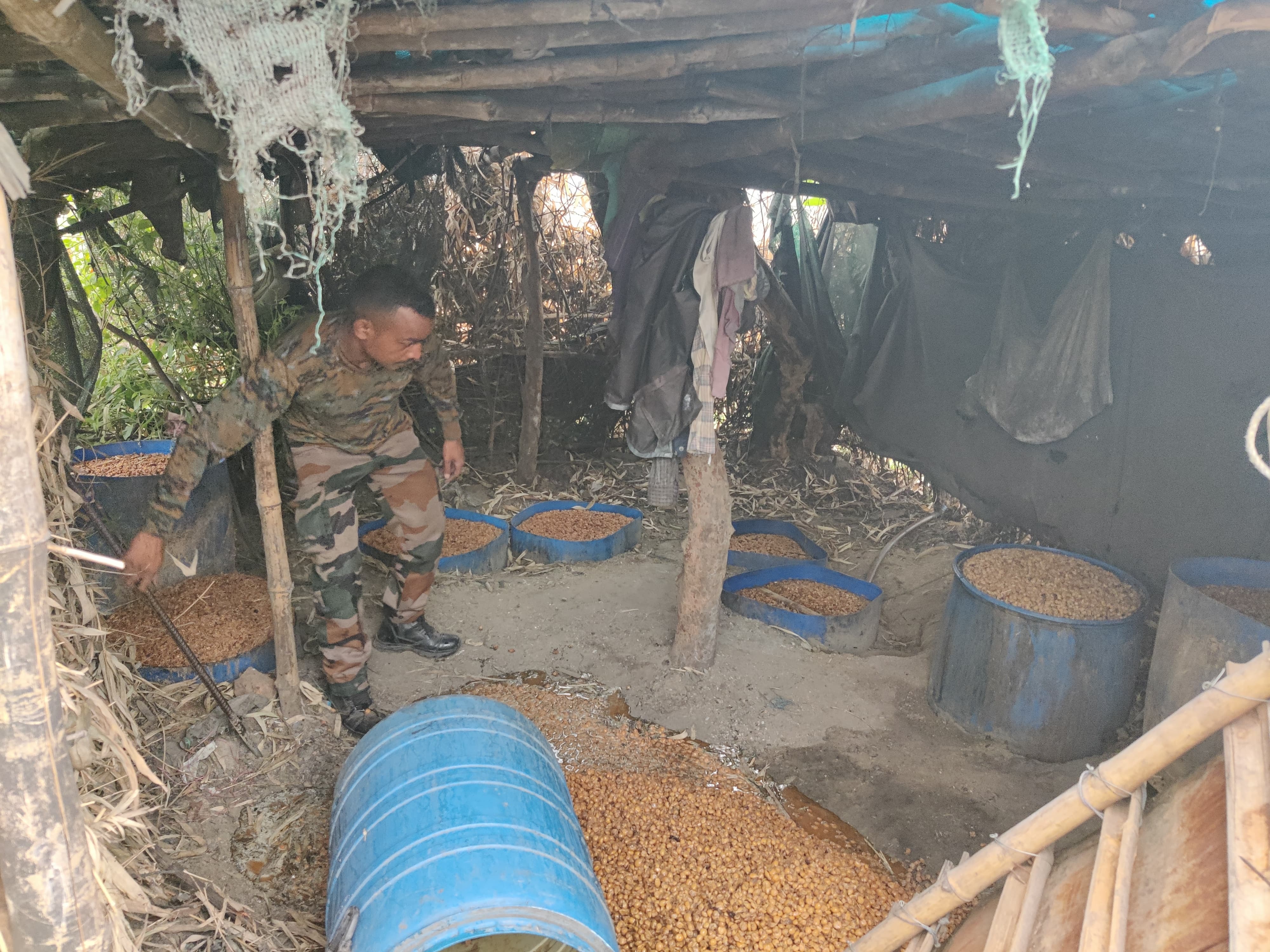 महुआ शराब नष्ट करते उत्पाद विभाग के सिपाही