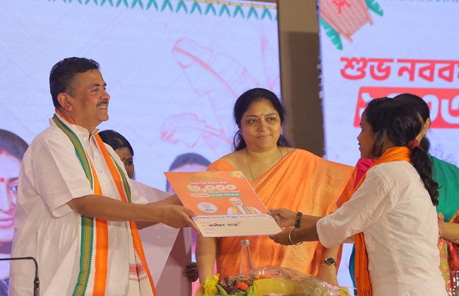 ‘मातृ शक्ति भरोसा कार्ड’ देते हुए शुभेंदु अधिकारी