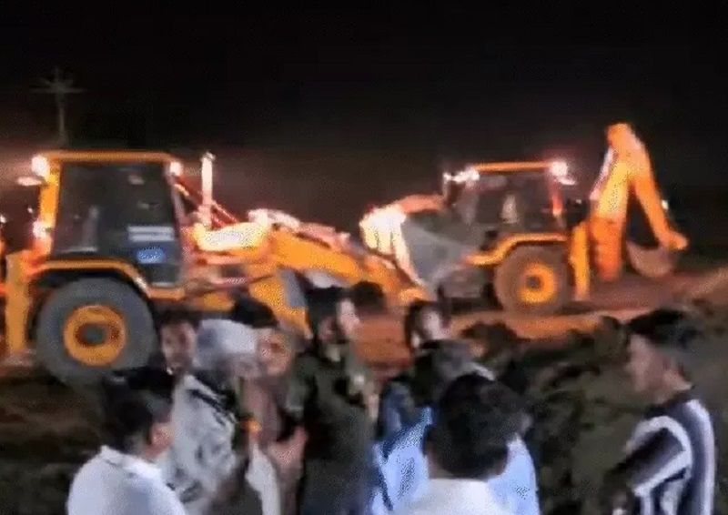 बोरवेल में गिरे बच्चे को बचाने के लिए रेस्क्यू जारी बोरवेल में गिरे बच्चे को बचाने के लिए रेस्क्यू जारी