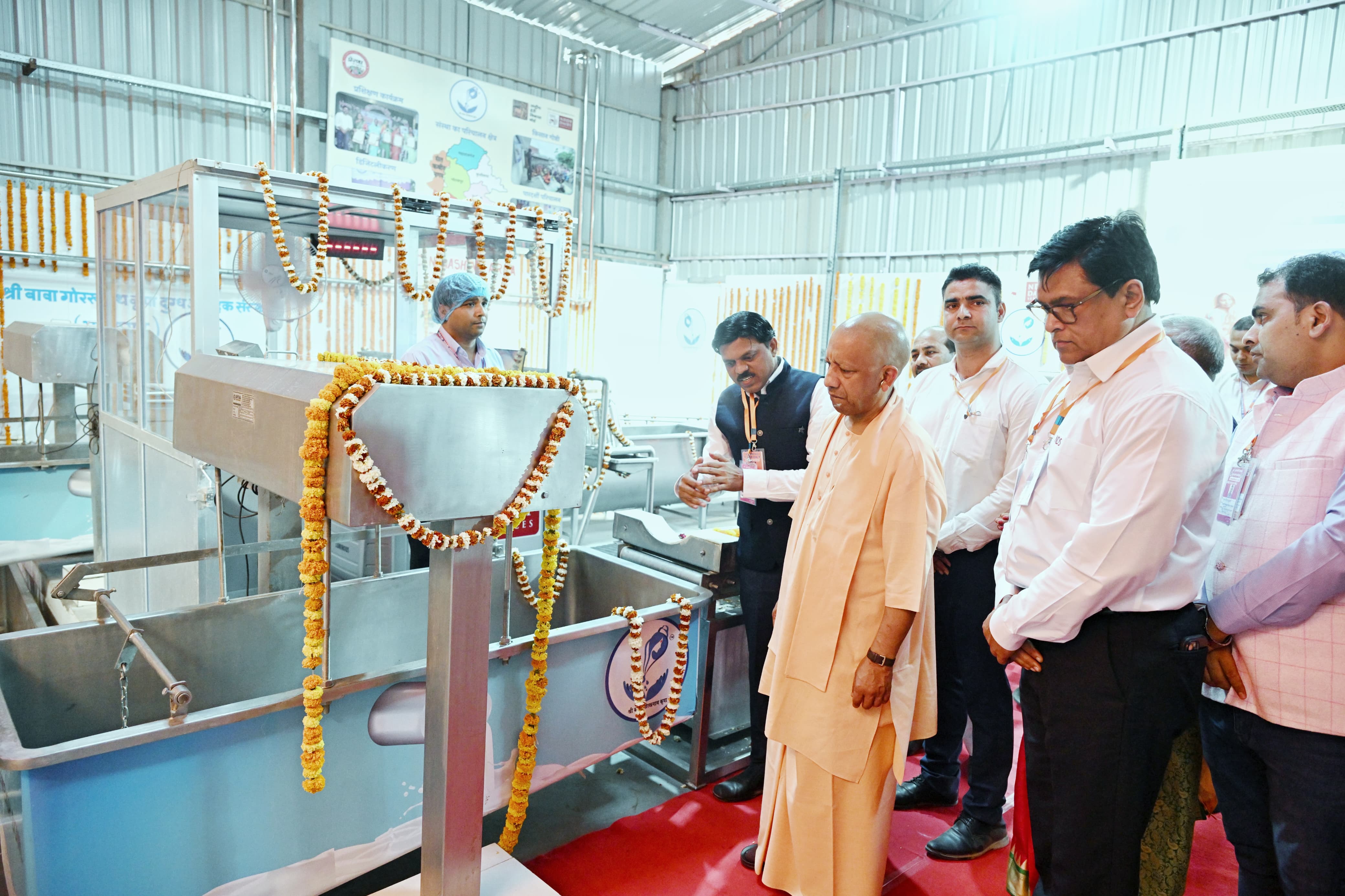डेयरी का उद्घाटन करते सीएम डेयरी का उद्घाटन करते सीएम