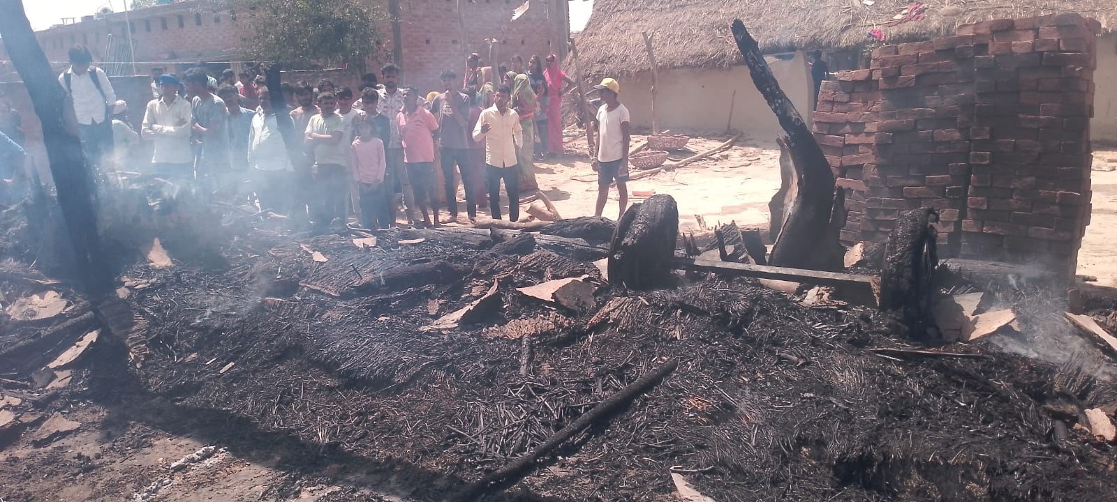 आग लगने के बाद जले हुए घर की फोटो