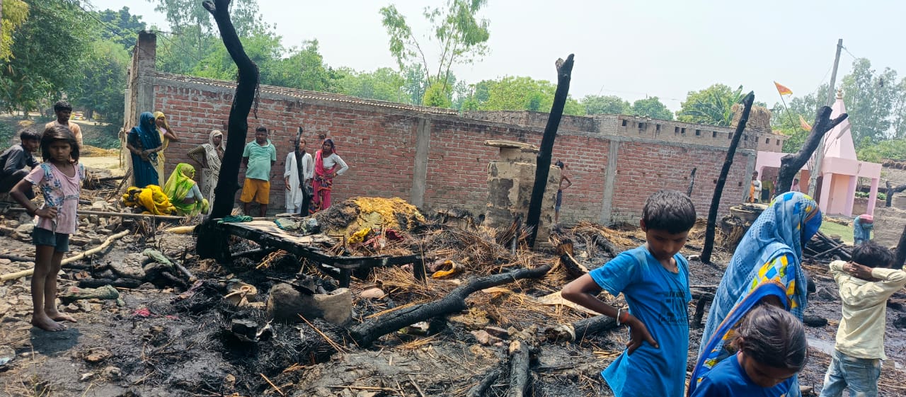 अग्निकांड के कारण जला हुआ घर