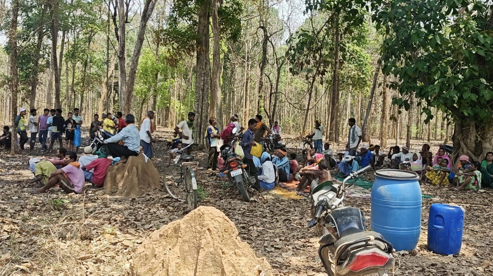 कार्रवाई के दौरान बैठे क्षेत्र के लोगों की भीड़। कार्रवाई के दौरान बैठे क्षेत्र के लोगों की भीड़।