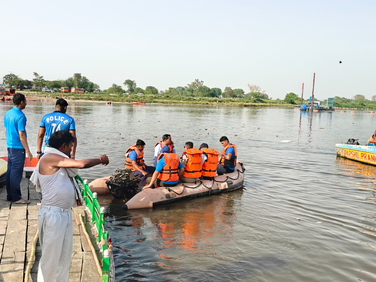बचाव कार्य में जुटे जवान गाेताखाेर