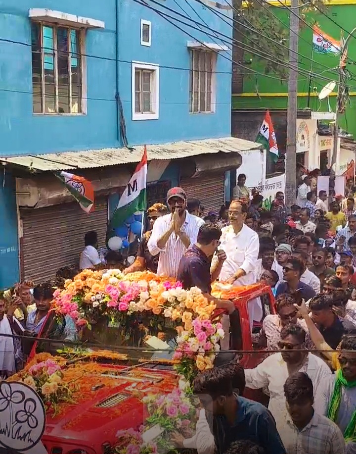 रोड शो के दौरान