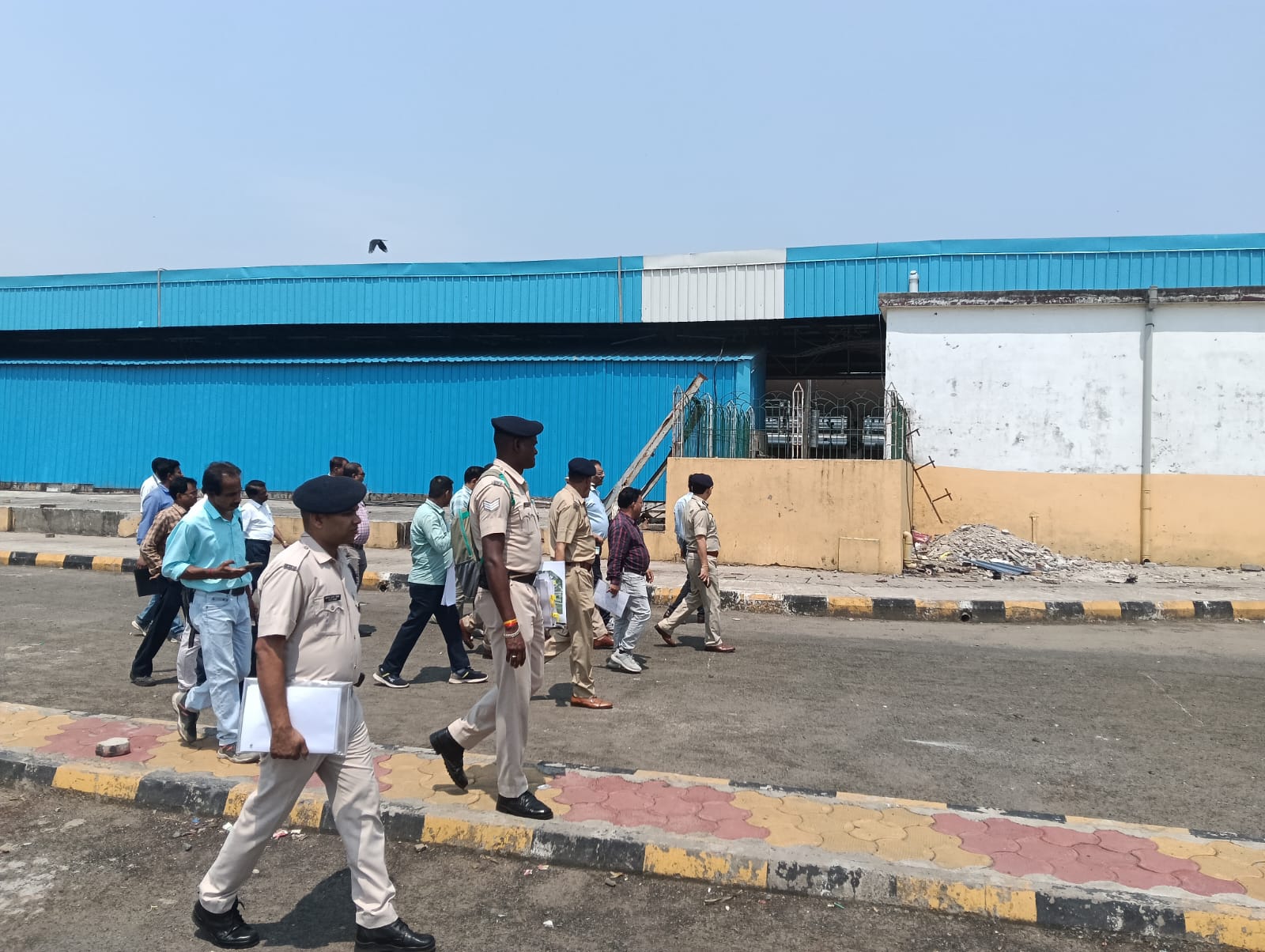 निरीक्षण करते रेलवे वरिष्ठ अधिकारी