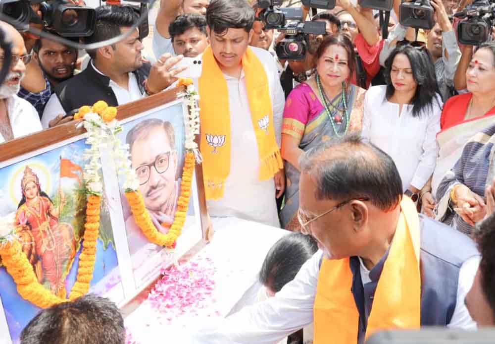 मुख्यमंत्री  साय भाजपा के पितृ पुरूषों के प्रतिमाओं को नमन कर  पुष्पांजलि देते हुए