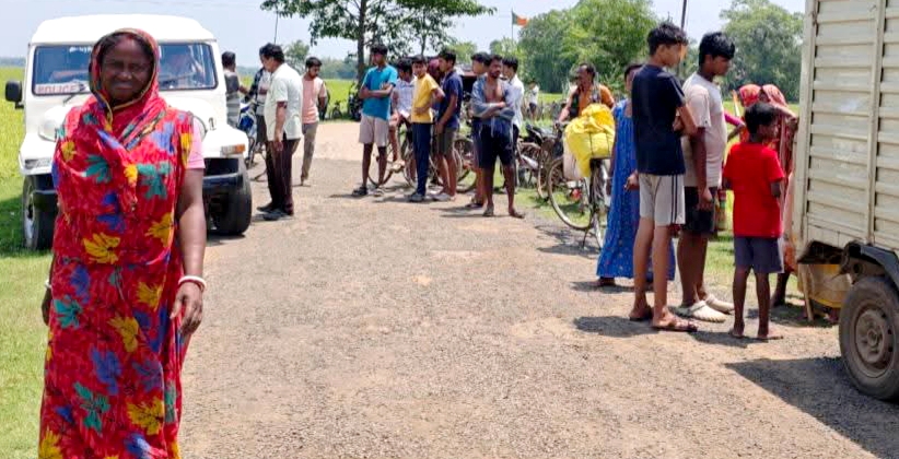 खेत में मिली नवजात शिशु स्थानीय लोगों की भीड़