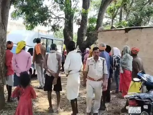 महिला के घर के बाहर भीड महिला के घर के बाहर भीड