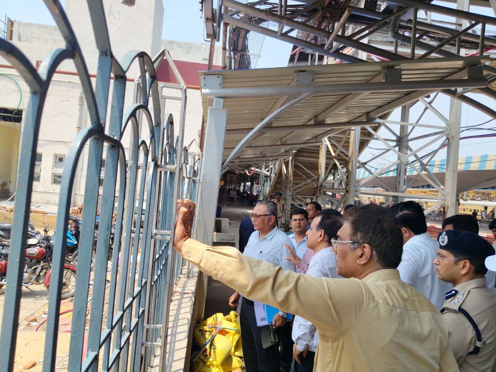 शालीमार और सांतरागाछी स्टेशन का निरीक्षण  करते हुए महाप्रबंधक