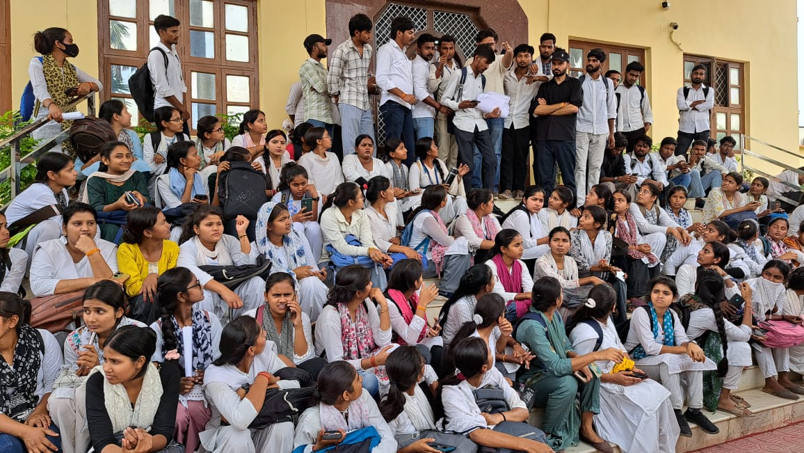 पूर्वांचल विश्वविद्यालय कुलपति प्रो वंदना सिंह के कार्यालय का घेराव करते हुए छात्र पूर्वांचल विश्वविद्यालय कुलपति प्रो वंदना सिंह के कार्यालय का घेराव करते हुए छात्र