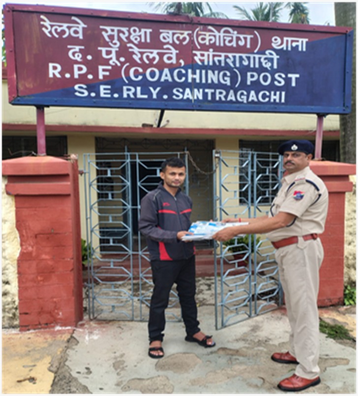 खोया हुआ सामान वापस करते हुए आरपीएफ