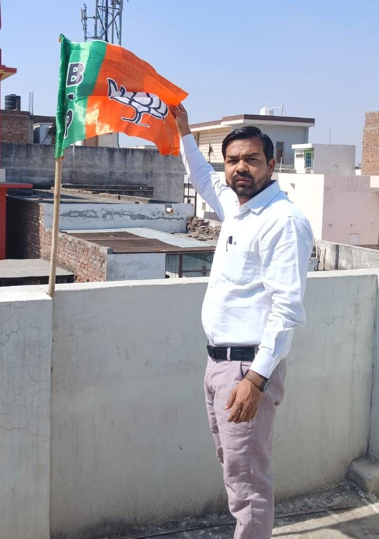 अपने घर पर ध्वज फहराते हुए डा. भारत भूषण।