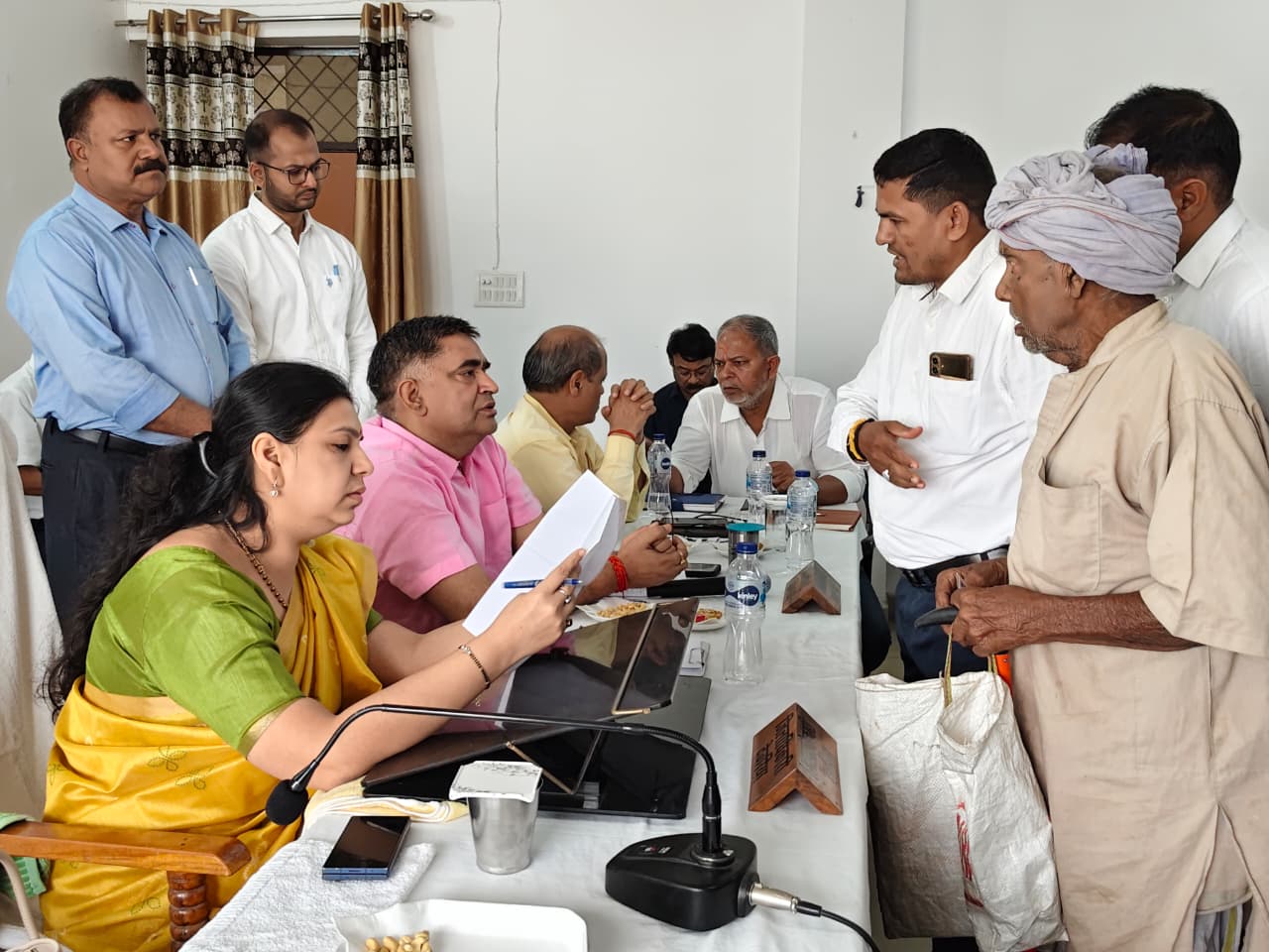 जन समस्याओं को सुनती जिलाधिकारी