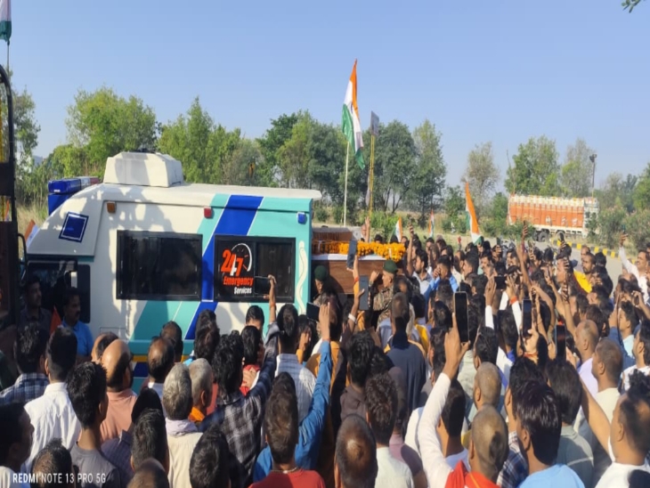 शहीद अखिलेश का गाँव मे सैनिक सम्मान शहीद अखिलेश का गाँव मे सैनिक सम्मान